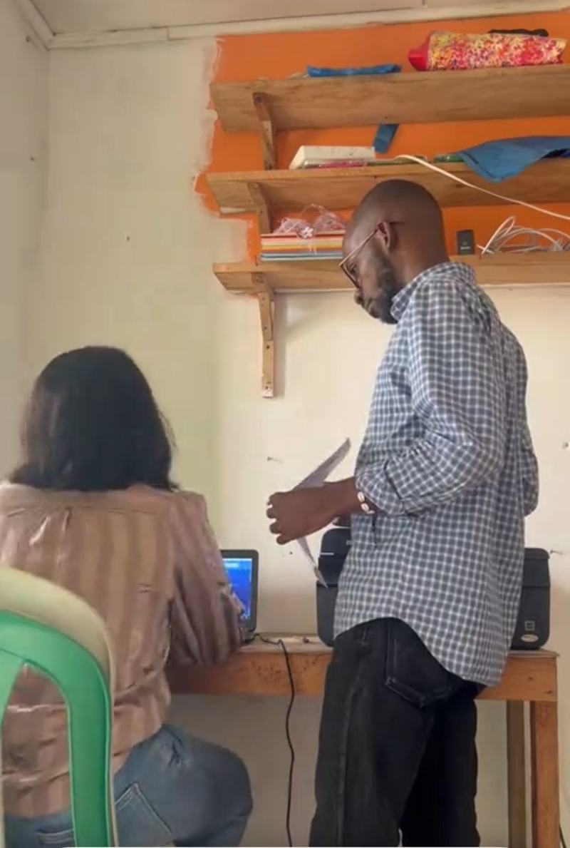 Accompagnement individuel d'une participante devant un ordinateur