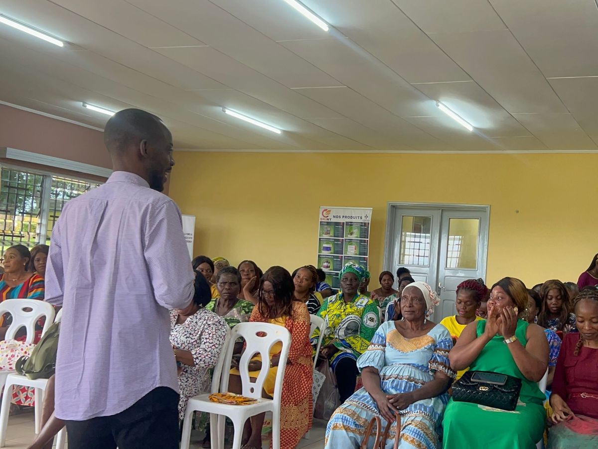 Moly Lebayi anime une formation devant les participantes