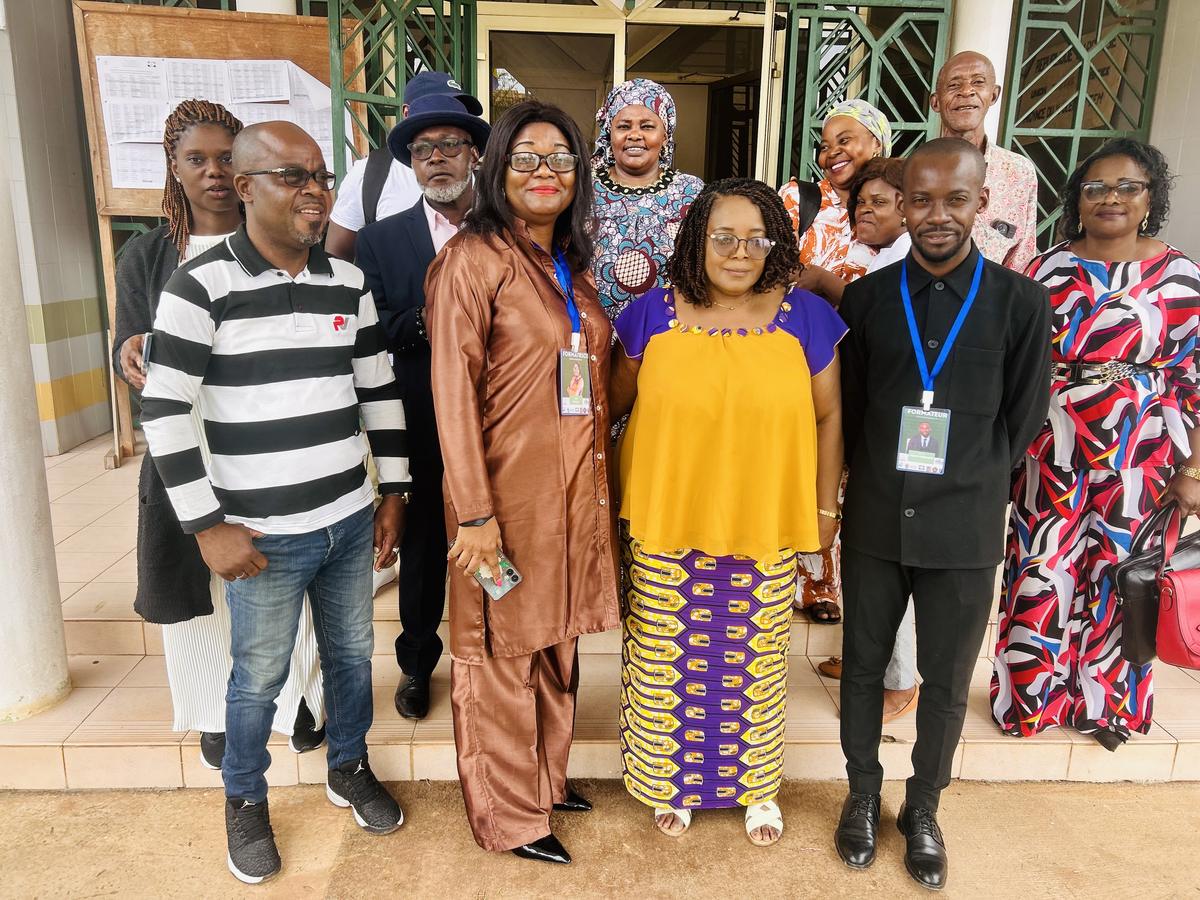 Moly Lebayi entouré des participants et de l'équipe de formation